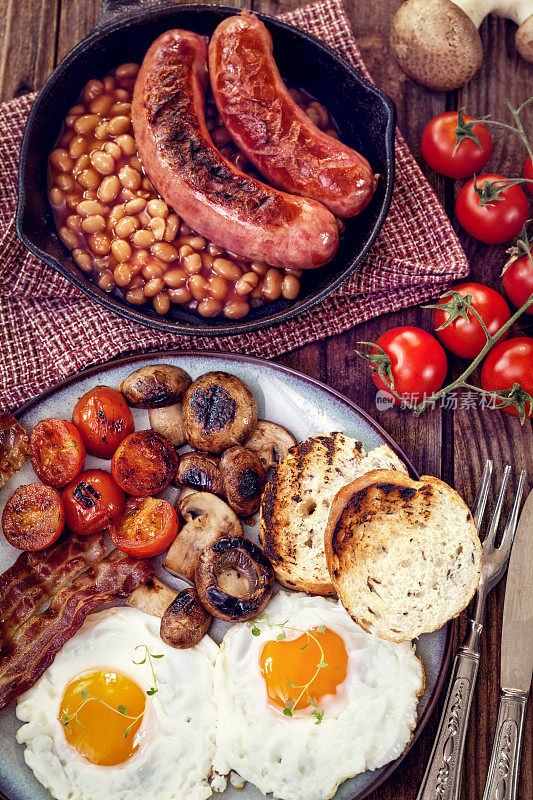 英式早餐有鸡蛋、西红柿、蘑菇、培根、豆类……