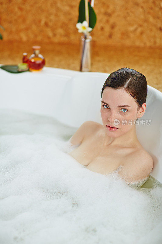 洗热水澡的女人