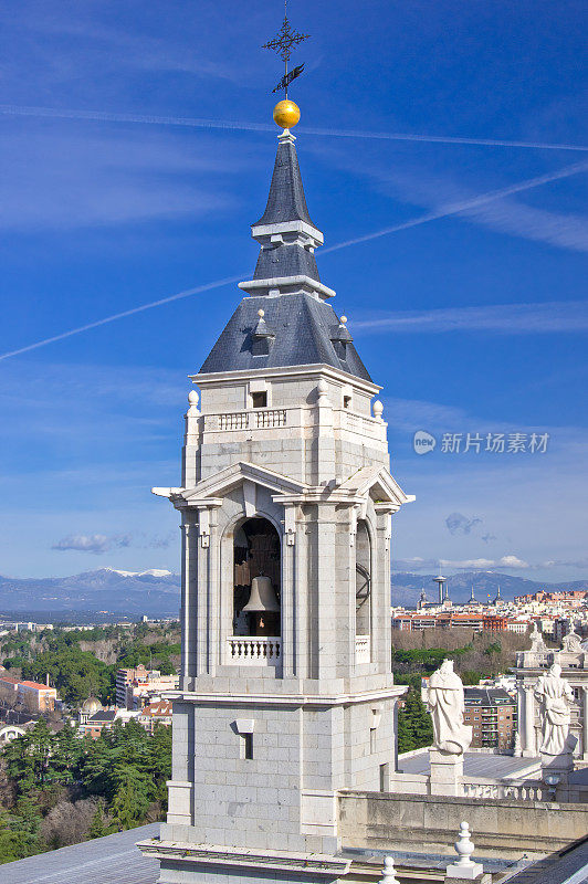 西班牙，以马德里市和瓜达拉玛山脉为背景的圣玛丽亚大教堂的钟楼