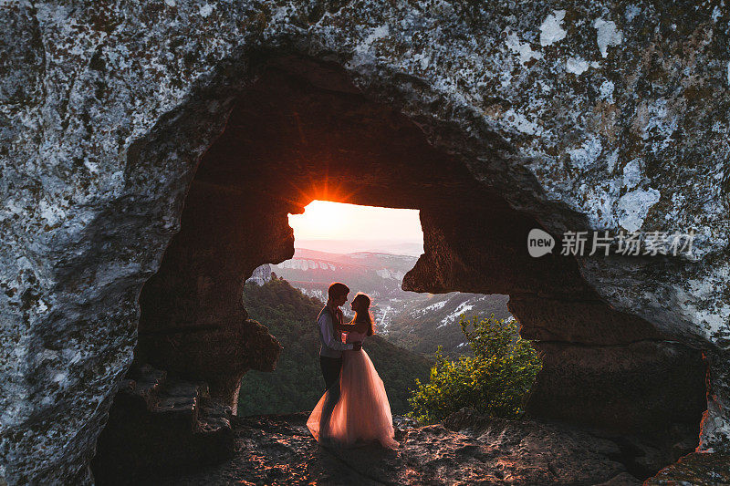 婚礼在克里米亚的芒格普山区举行