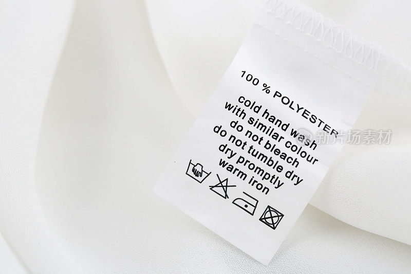 白衬衫上的织物成分及洗涤说明标签