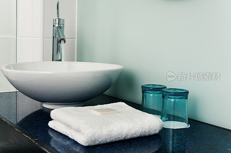 浴室水槽，柜台，毛巾，水，玻璃，蓝色