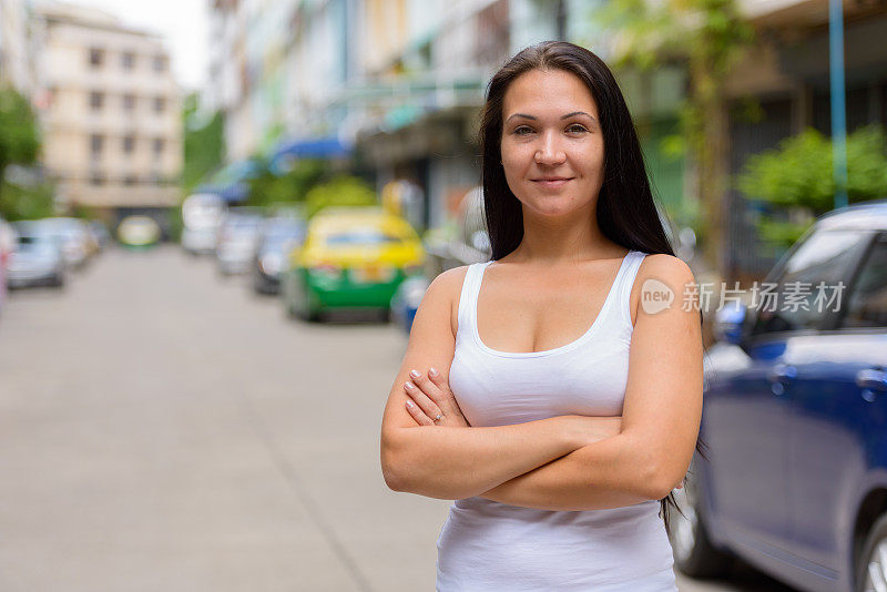 年轻漂亮的女人在外面的街道上