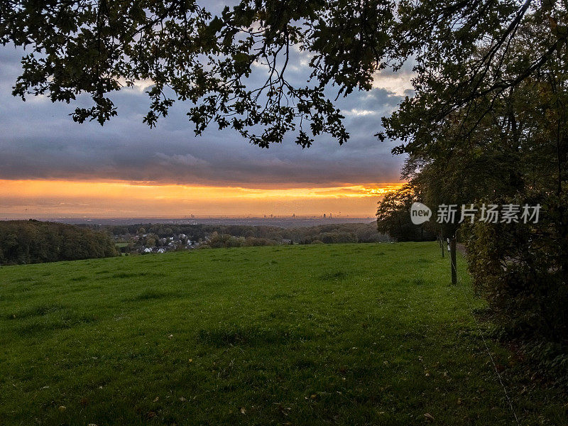 秋日风景中的落日