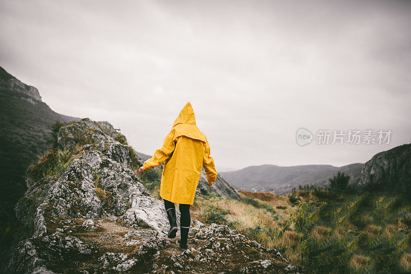 一个女孩在雨天徒步旅行