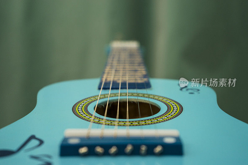 蓝色原声玩具吉他