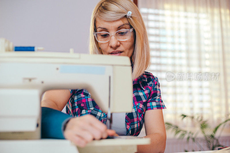 车间里的女裁缝