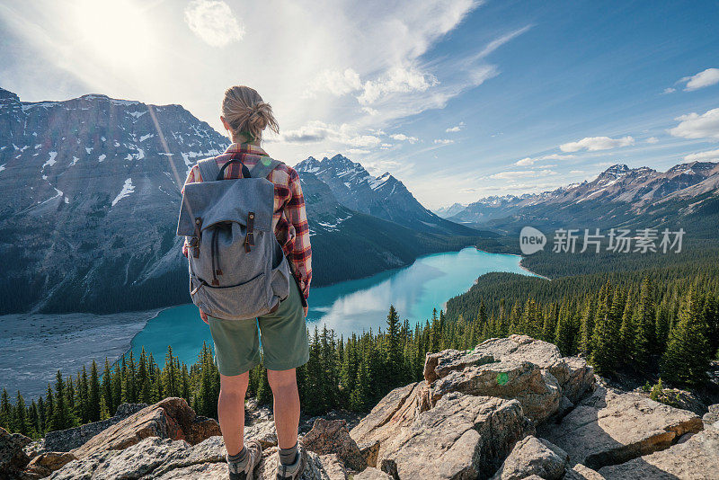 一个年轻女子在山顶徒步旅行