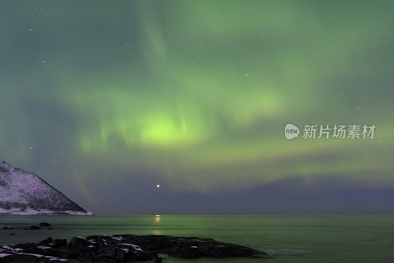 北极光挪威北部夜空中的北极光