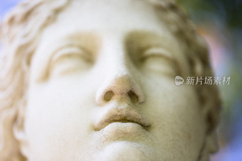 天使的脸，古老的大理石雕像，背景与复制空间