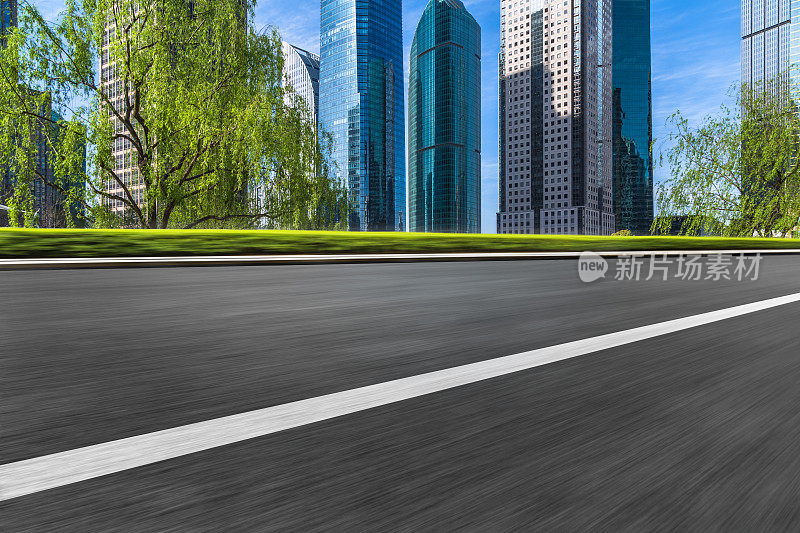 以上海城市天际线为背景的干净沥青路