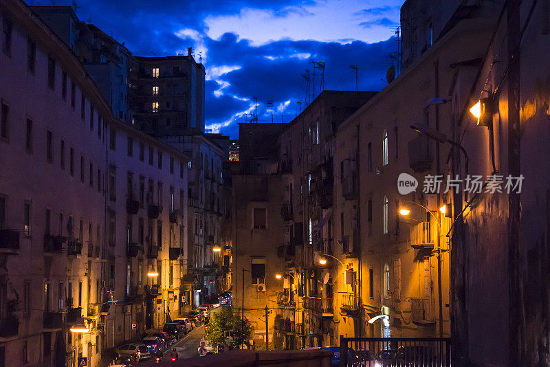 在意大利坎帕尼亚的那不勒斯历史市中心，夜晚大气的住宅街道