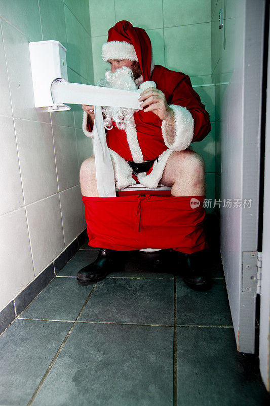 圣诞老人坐在马桶上，用卫生纸
