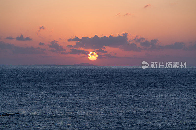 地中海上克里特岛的日出