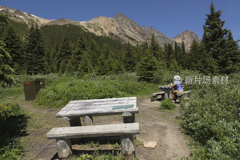 女人放松门户溪露营野餐桌山贾斯珀国家公园山阿尔伯塔