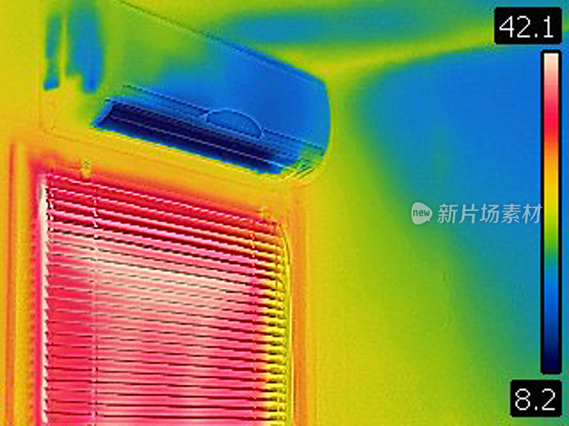 在非常炎热的夏天，房间内空调的热图像，在带有百叶窗的窗户上方。室外温度达到40摄氏度以上。