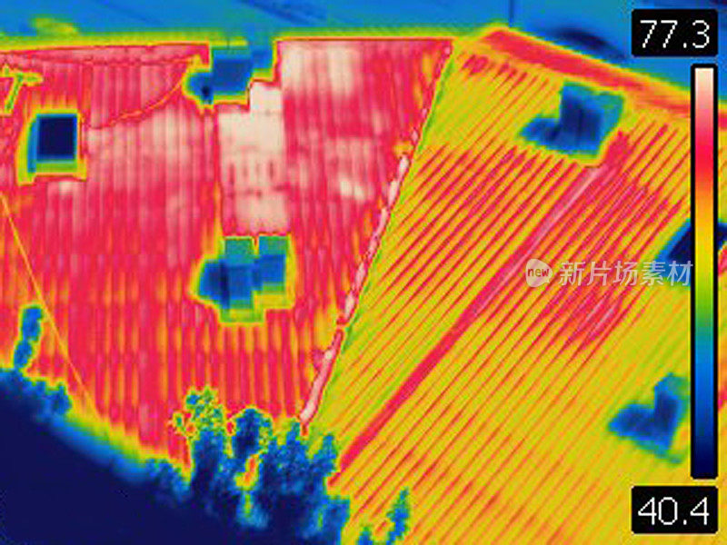 酷热夏日的热像图。锡屋屋顶，高角度视角。屋顶部分表面温度高达77摄氏度。