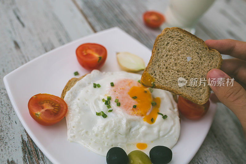 早餐——煎蛋配培根和奶酪
