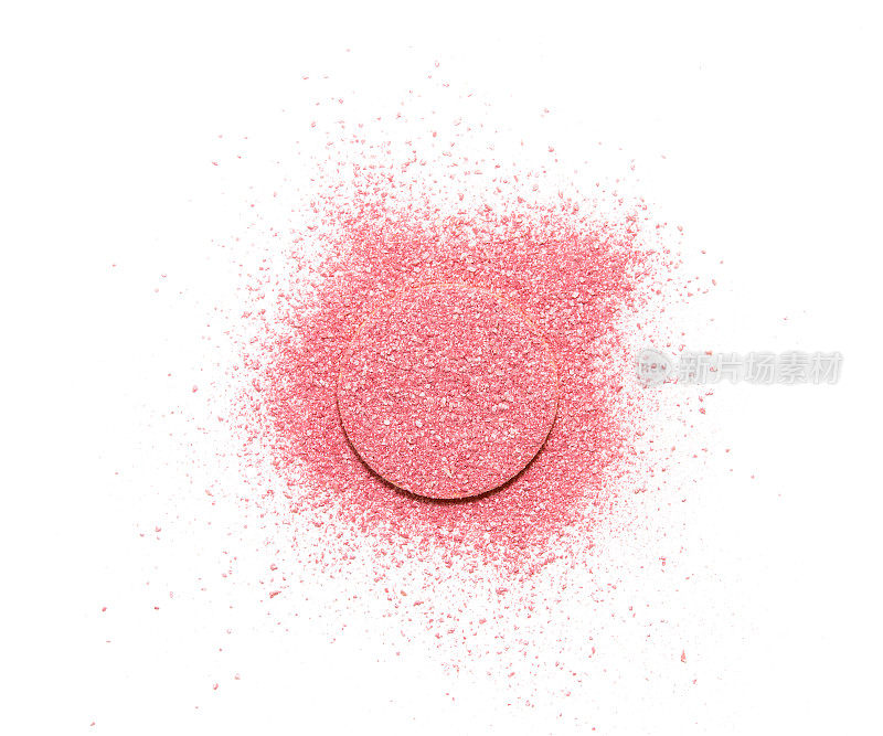 粉红色的腮红分散在一块海绵上，孤立在白色的背景上。