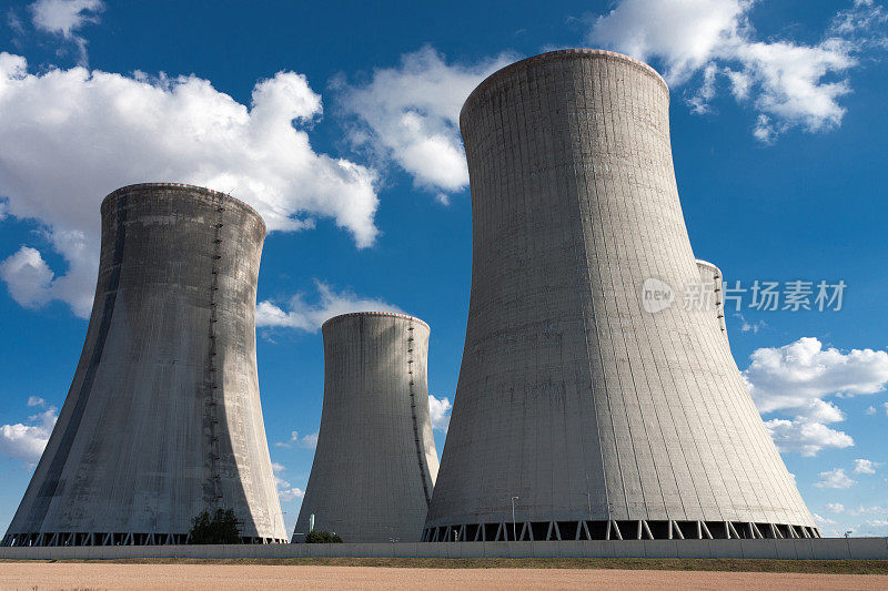 核电站，冷却塔映衬着蓝天