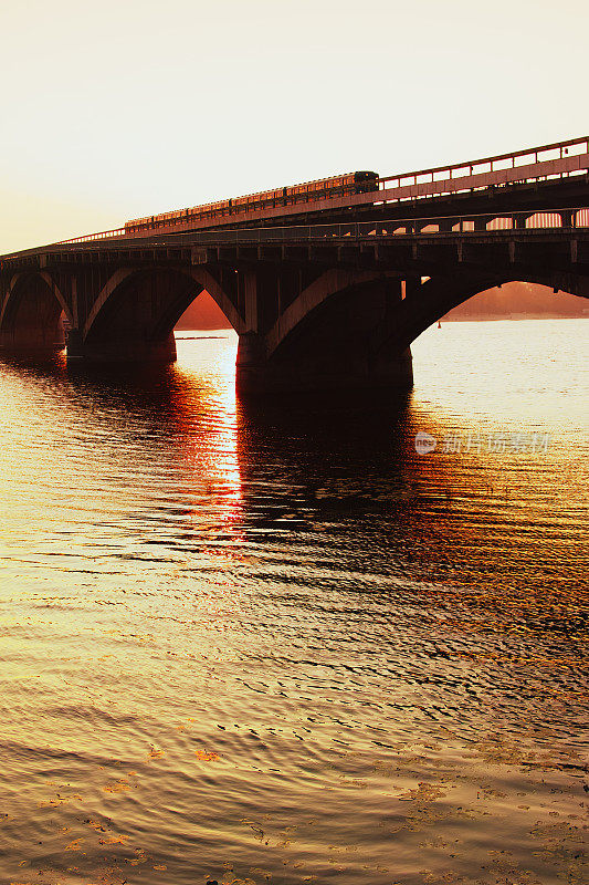 黎明时分基辅的地铁桥。乌克兰