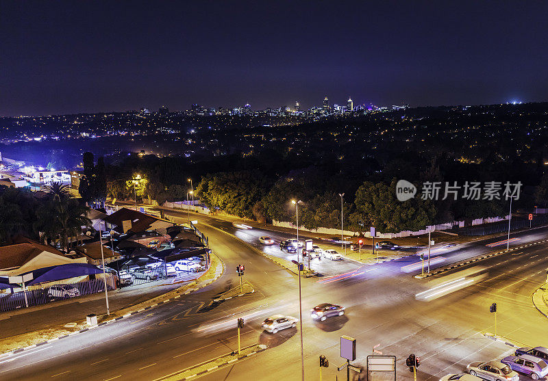 晚上与桑顿市的一条主要道路相交