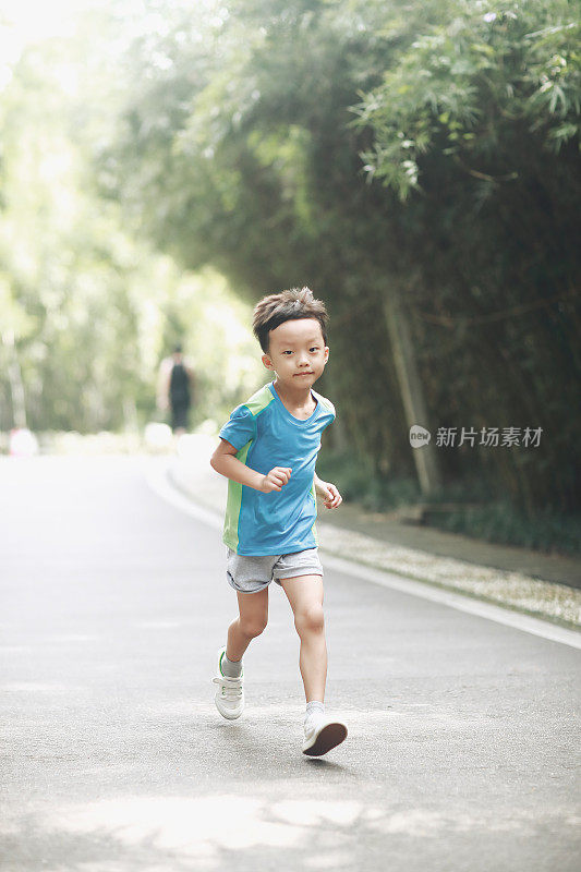 小男孩在公园里跑步