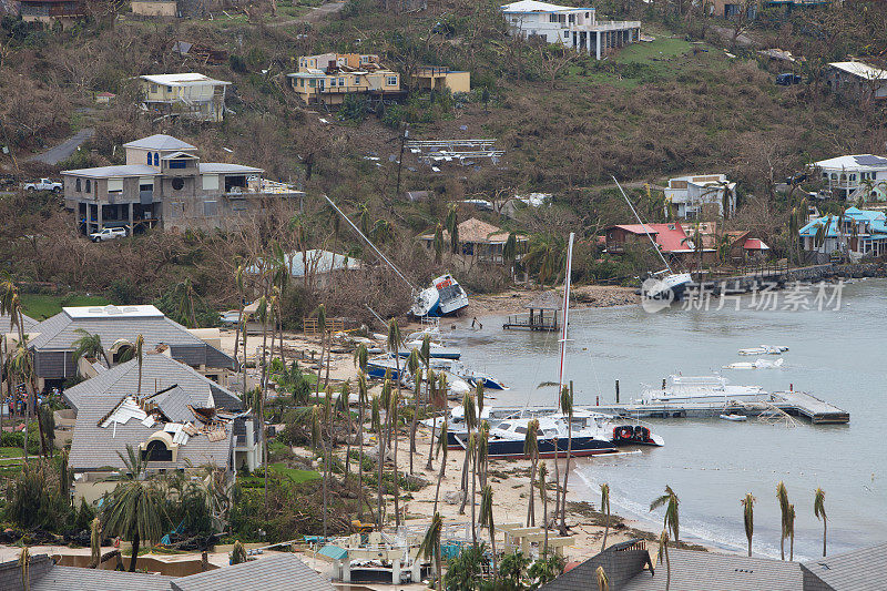 俯瞰2017年飓风艾玛后的威斯汀度假胜地大克鲁兹湾，圣约翰，维京群岛