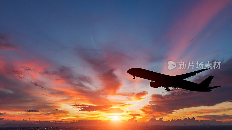 夕阳下一架客机的剪影。