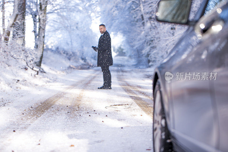 一个人站在雪地上