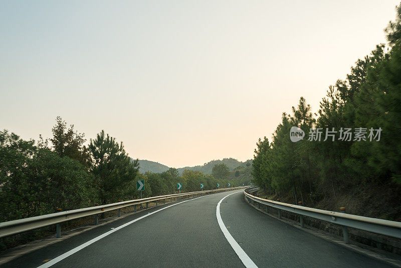 高速公路在阳光下变得模糊