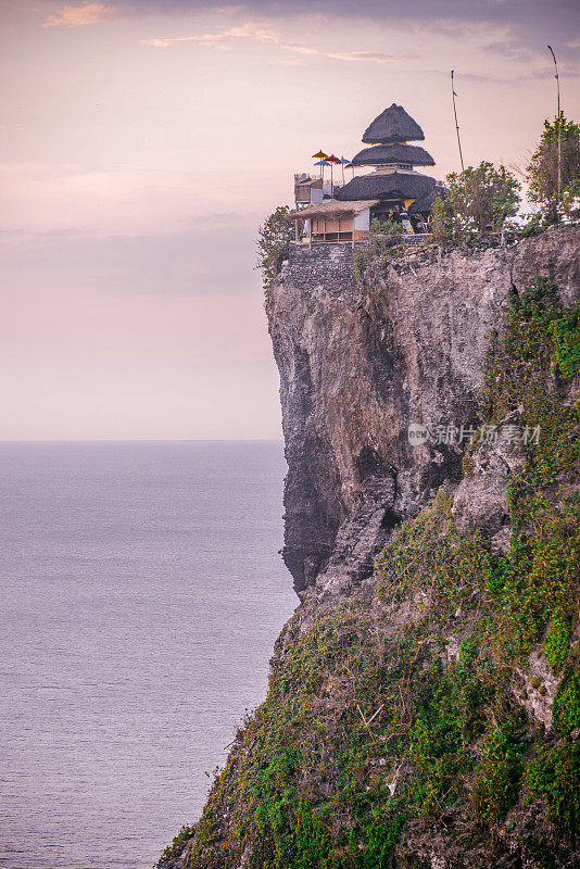 印度尼西亚巴厘岛日落时分乌鲁瓦图神庙的悬崖