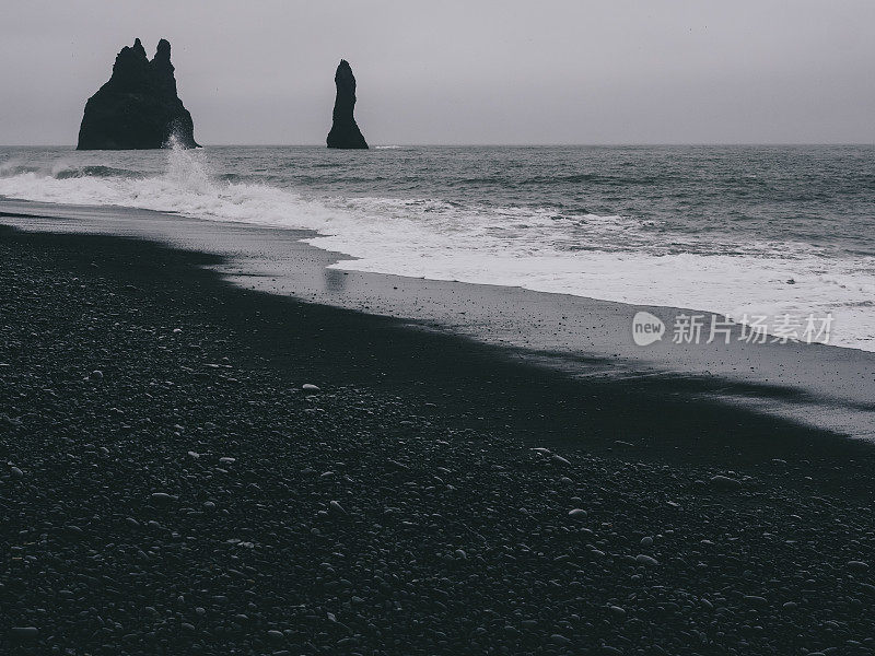 冰岛，维克，黑沙滩上的玄武岩柱