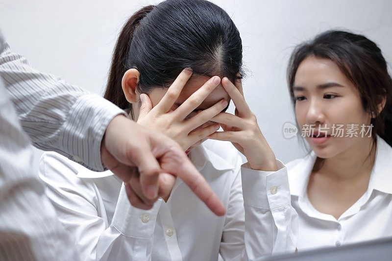 职场上，焦虑抑郁的年轻亚洲职场女性常被老板指责。