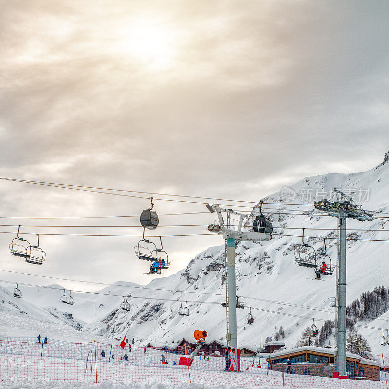 一群游客在法国滑雪胜地伊泽尔滑雪和享受滑雪缆车