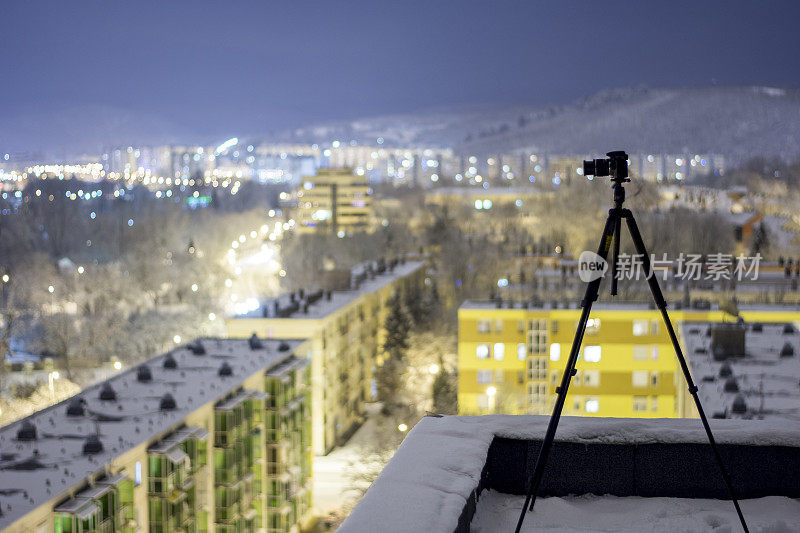 冬夜在屋顶上拍摄城市景观。