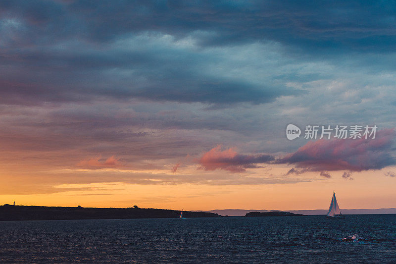 海面上橙色的夕阳