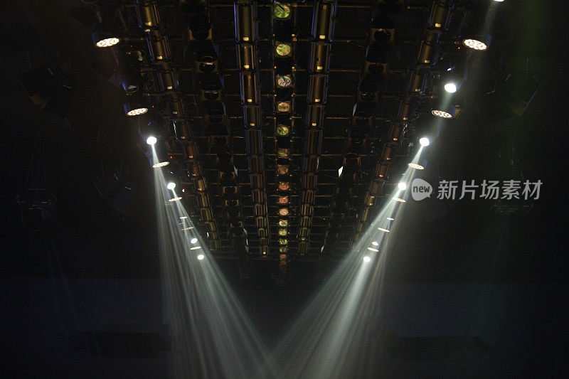 灯光束聚光灯光线移动照明在机架结构天花板上