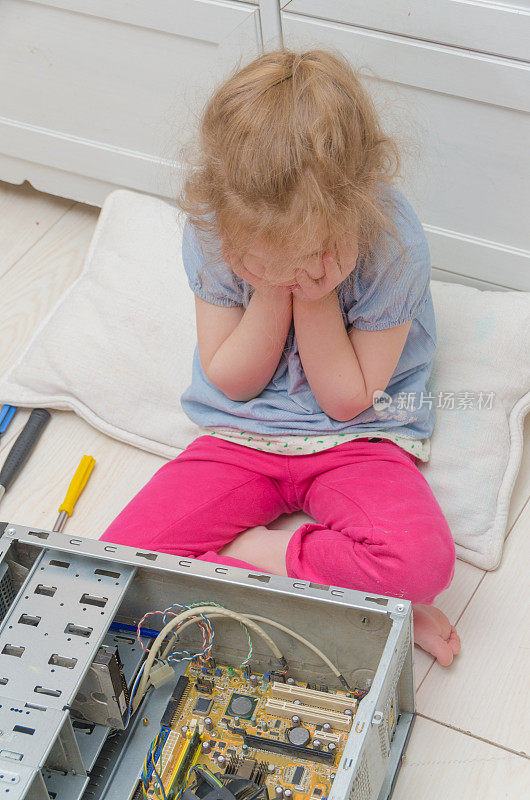 一个孩子，一个女孩在修理电脑系统