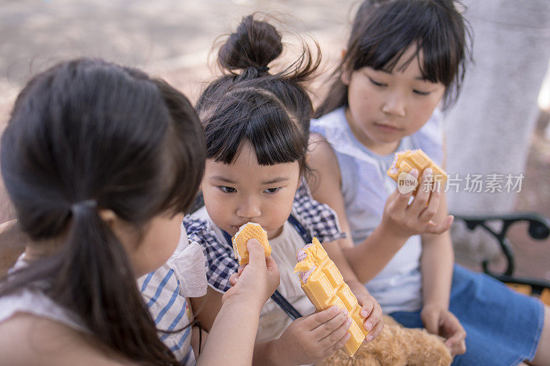 小妹妹们一起吃冰淇淋