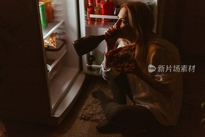 深夜在冰箱前吃喝的女人