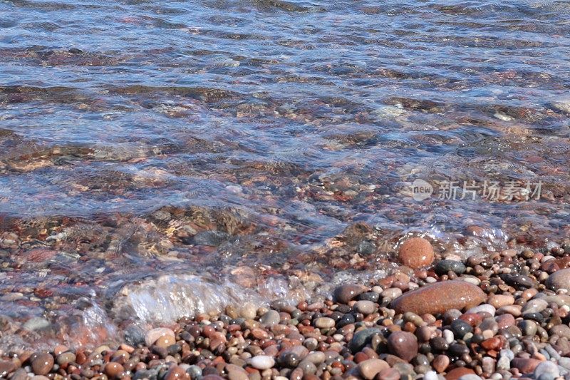 海岸上各种大小不同的卵石