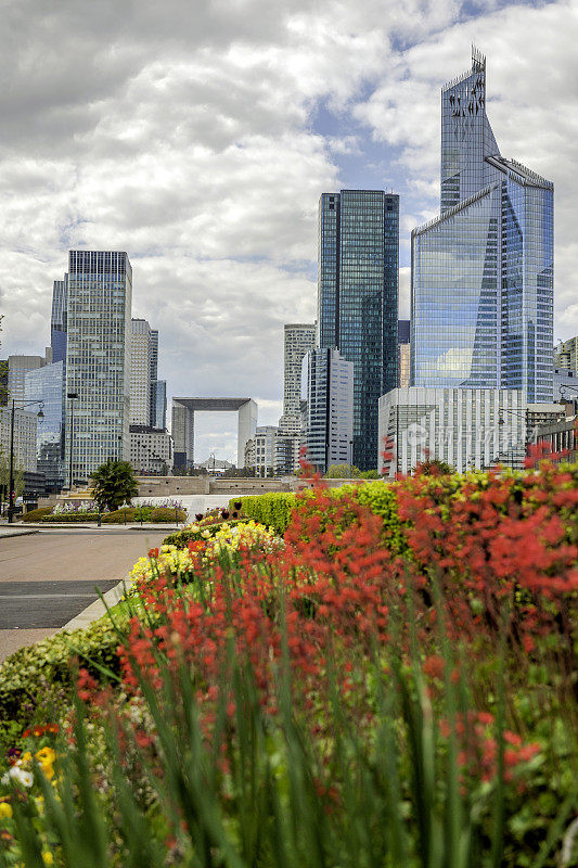 法国巴黎，花后的拉德芳斯春景