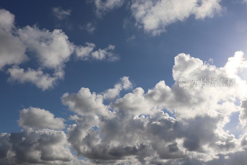 近距离观看，蓝色天空中蓬松的白云的完整画面