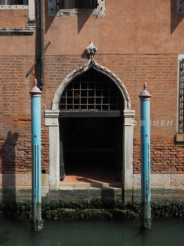 威尼斯的旧木门