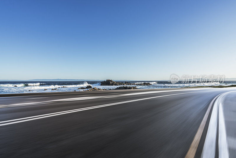 模糊的运动海岸道路对天空