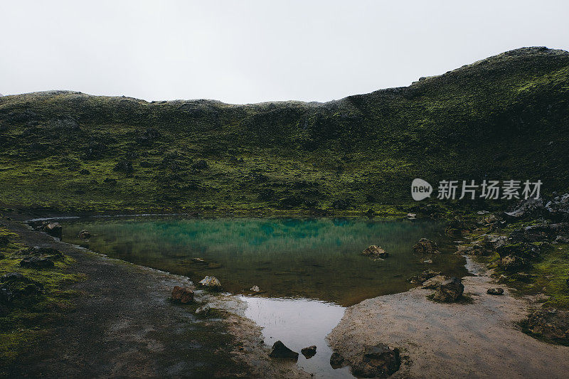 冰岛高地上的小绿松石湖和熔岩场