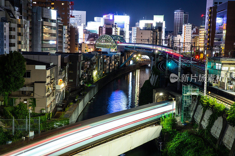 东京火车夜间经过秋叶原电力城