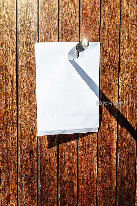 用大刀把一张白纸挂在门上