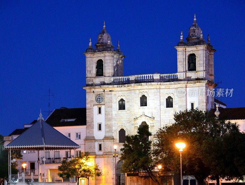 埃斯特雷莫兹-马耳他秩序修道院和演奏台-晚上在Alentejo，葡萄牙